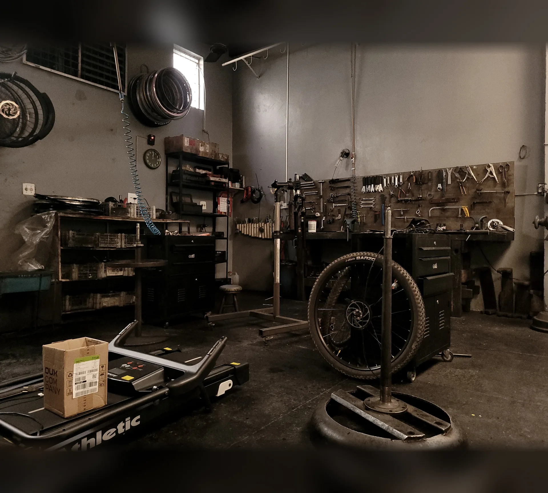 Interior da oficina da Ideal Bike Shop